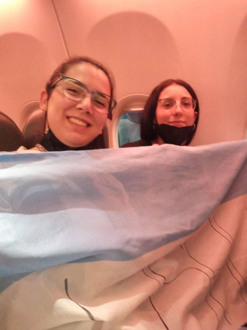 Agustina Ovington, de 18 años y Ayelén Cirulli de 30 años, las hermanas que lograron comprar entradas y viajaron más de 3.000 kilómetros para ver a la Selección nacional.