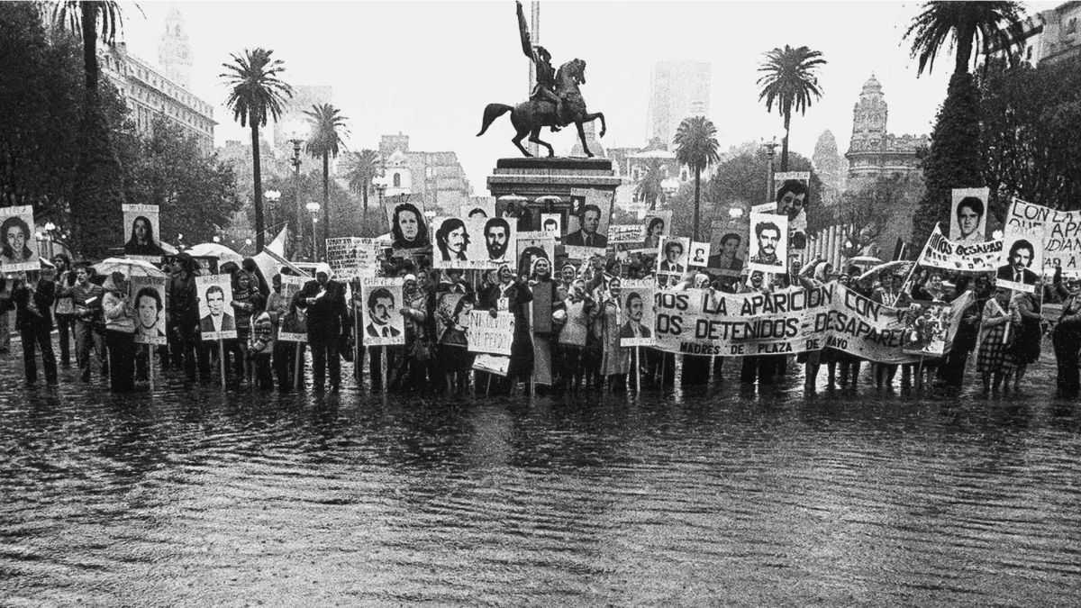 Emblemática imagen de Las Madres en la Plaza, tomada por Daniel García.