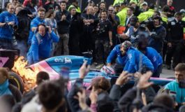 Colapinto llevó al límite el Lotus y terminó en llamas en plena exhibición en Buenos Aires