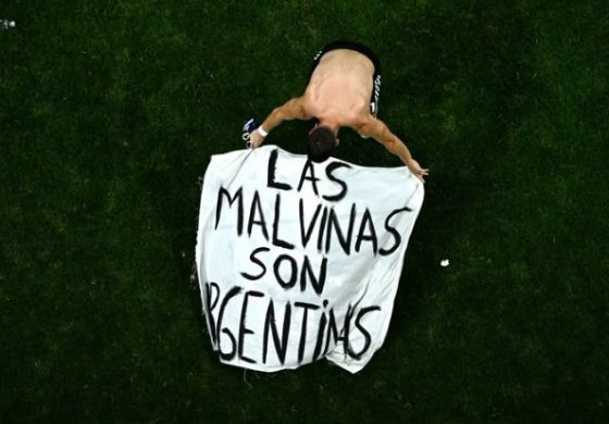 Del hotel al césped: la historia detrás de la bandera que mostró la Selección