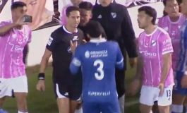 Increíble: Lamolina anuló un penal porque un jugador de All Boys le mostró el video en el celular